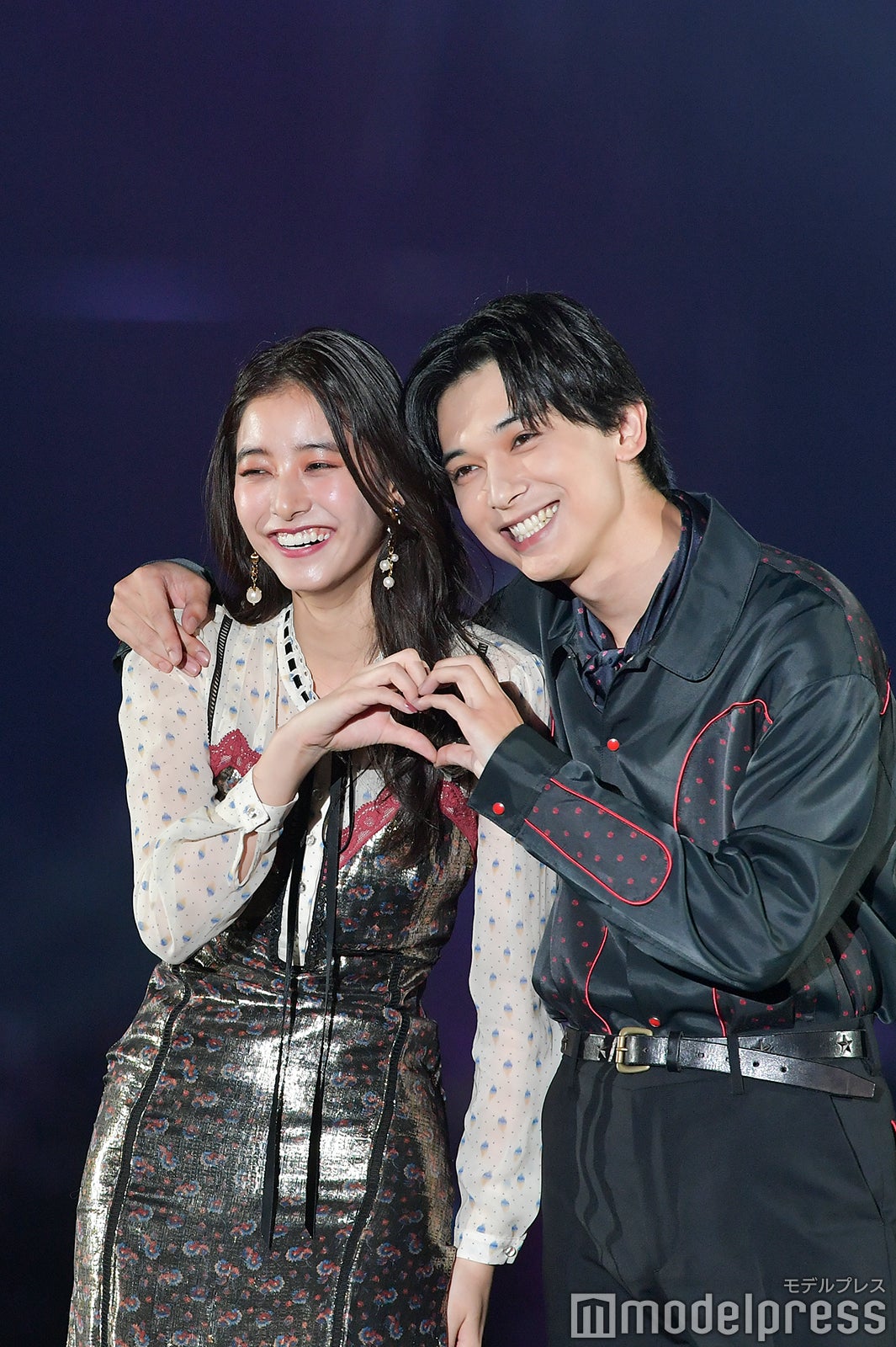 吉沢亮&新木優子、北九州降臨で熱狂の渦 肩組みハートポーズに 吉沢亮&新木優子、北九州降臨で熱狂の渦 肩組みハートポーズに