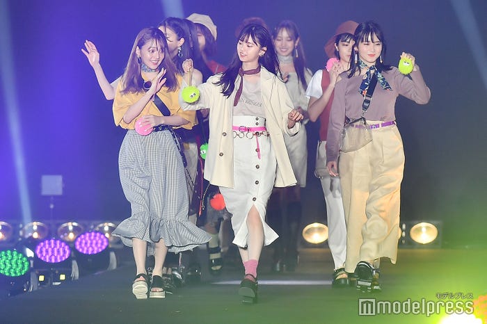 ポンポンで遊ぶ齋藤飛鳥(C)モデルプレス