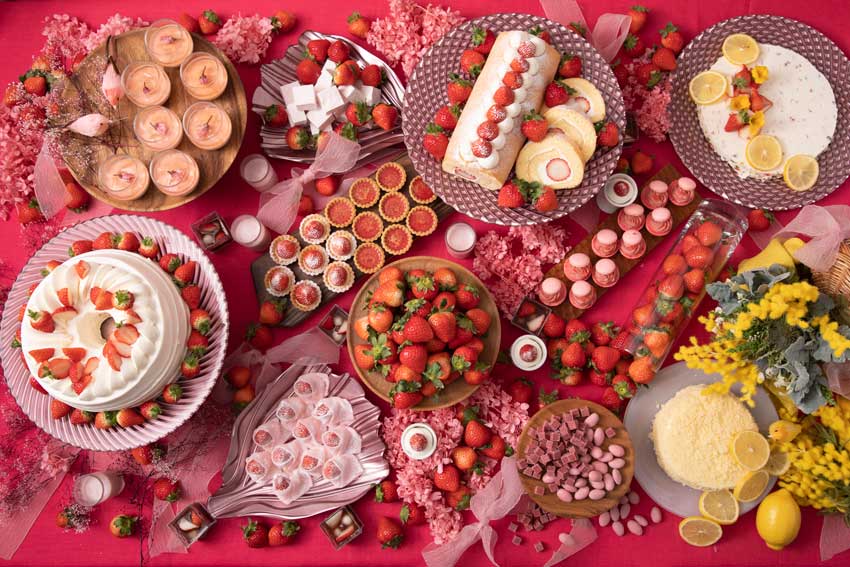 神戸で夜いちごスイーツビュッフェ、圧巻の巨大ミルフィーユなど約15種