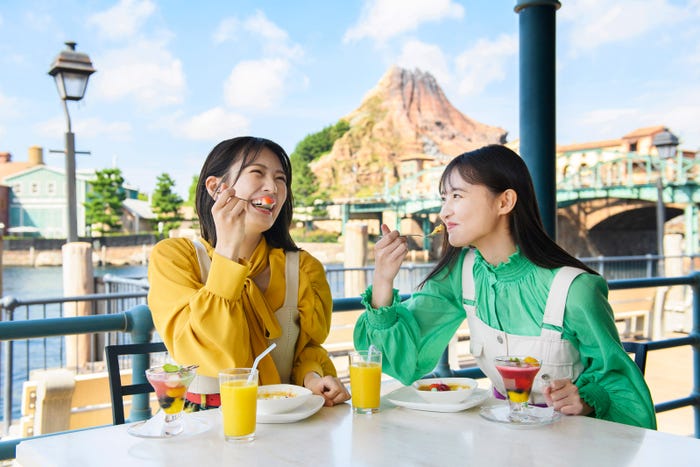 清宮レイ、遠藤さくら/新CM「あんたは俺の相棒だぜ。」篇より(C)Disney