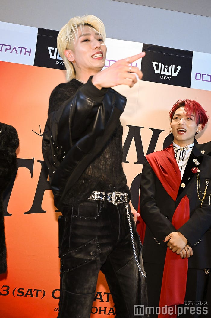 報道陣に撮影を促す浦野秀太、驚く古瀬直輝(C)モデルプレス