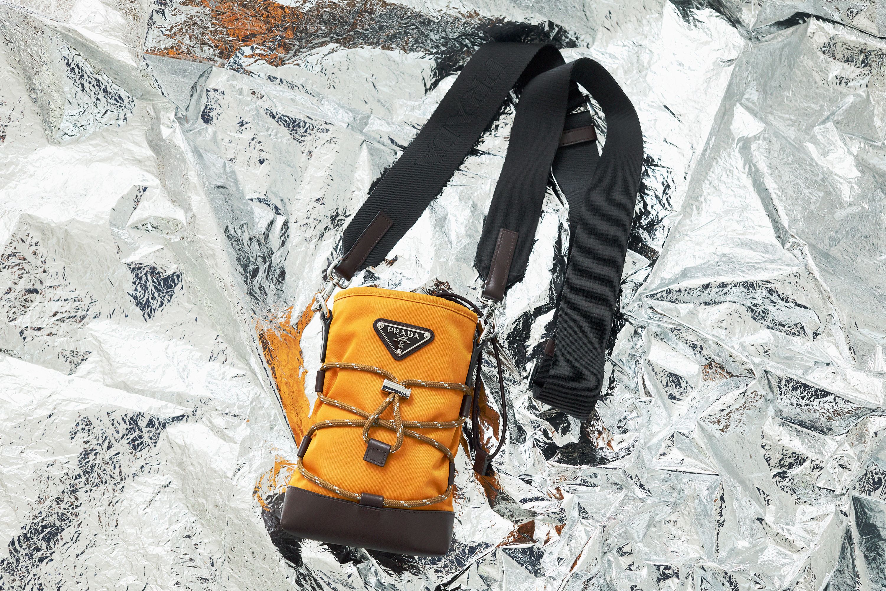 機能性が優れたデザインになるプラダ──2026年に揃えるファッションのニュースタンダード