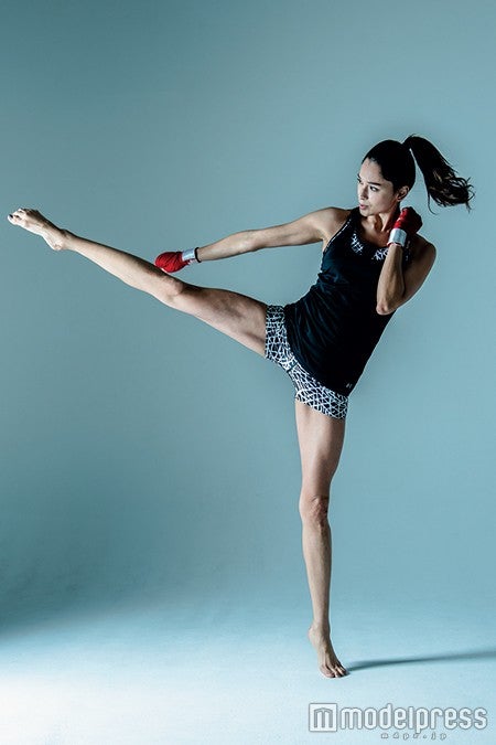 特集「美脚に変えた！ヨガ×キックボクシング」に出演したKelly／画像提供：セブン＆アイ出版