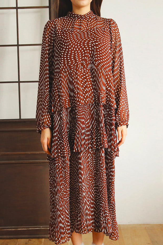 幾何学マーブルロングシフォンワンピース(ブラウン)「STYLENANDA」10,570円(税込)/画像提供:STYLENANDA