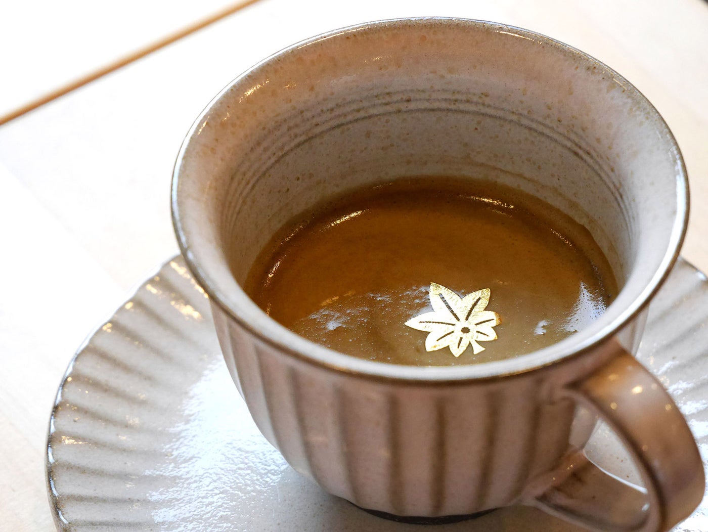 ほうじ茶ラテ金箔を添えて／画像提供：京都箔匠きんとぎん