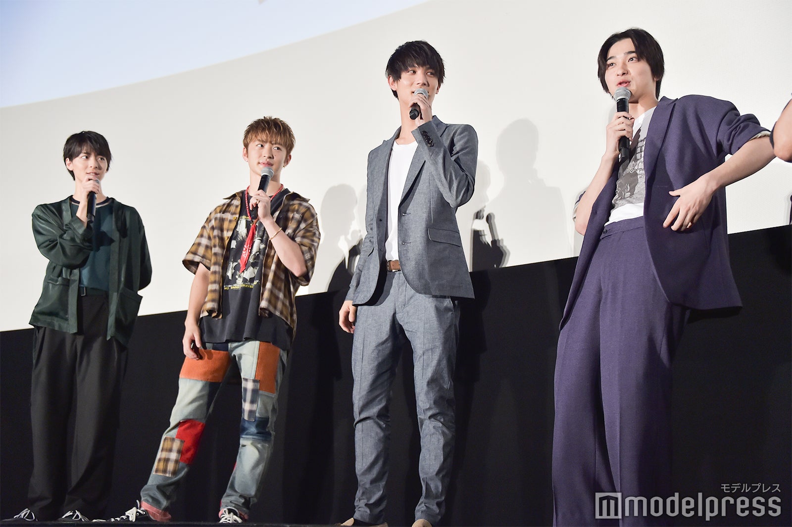 「一番笑ったエピソード」で癖の強いエキストラの真似をする横浜流星（右）（C）モデルプレス