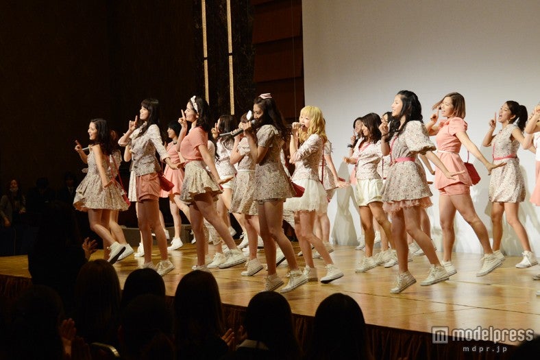 E-girlsの迫力パフォーマンスで新入社員を熱狂の渦に