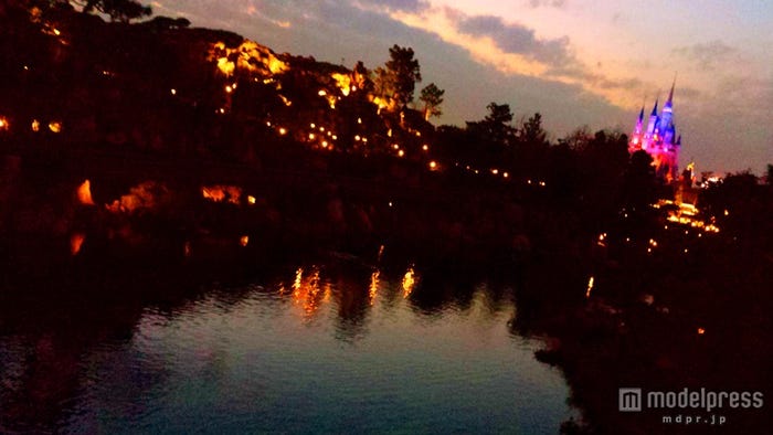 マークトゥエイン号から見たスプラッシュマウンテンとシンデレラ城/TDL