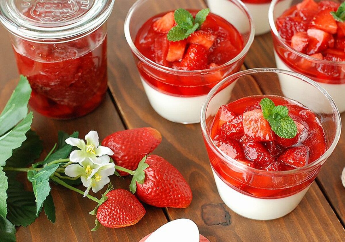 混ぜて冷やすだけの超簡単な春色スイーツ♡角切りいちごソースのパンナコッタのレシピ