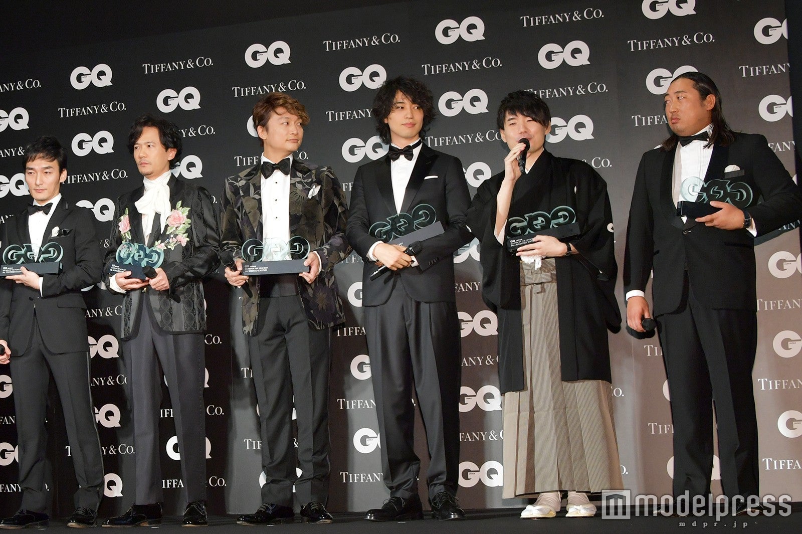 （左から）草なぎ剛、稲垣吾郎、香取慎吾、斎藤工、佐藤天彦、秋山竜次（C）モデルプレス