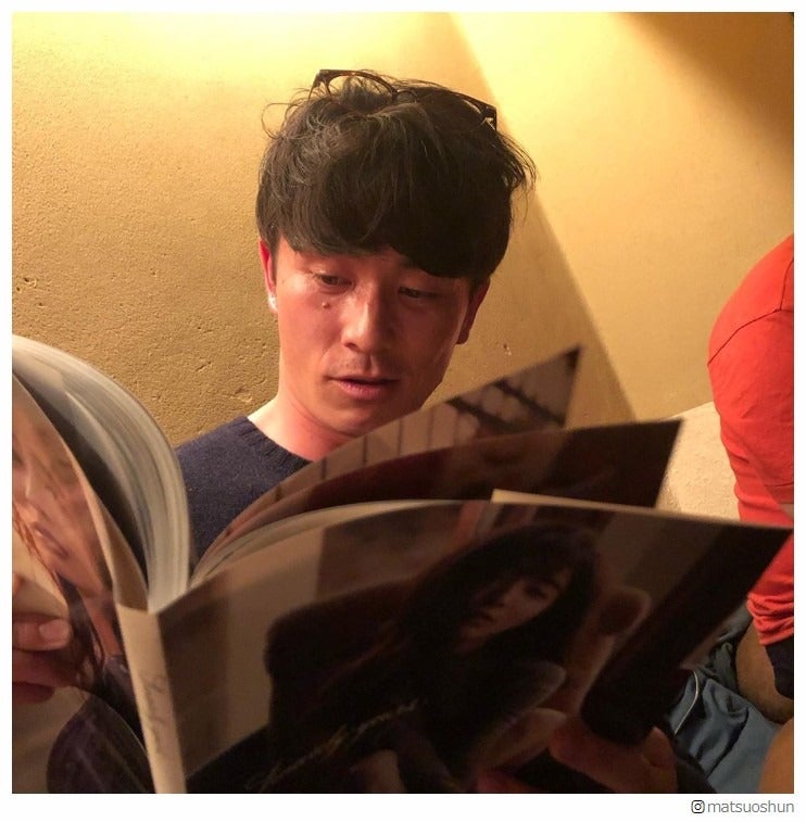 オリラジ藤森慎吾、“元恋人”田中みな実写真集を「ガン見」