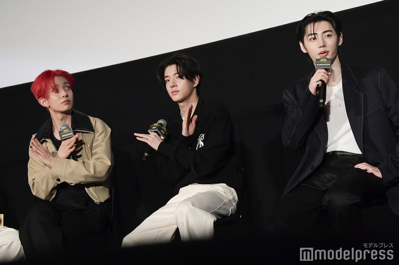 クイズの答えは×だと主張するHEESEUNG（ヒスン）、JAKE（ジェイク）、驚いた表情のSUNGHOON（ソンフン）（C）モデルプレス