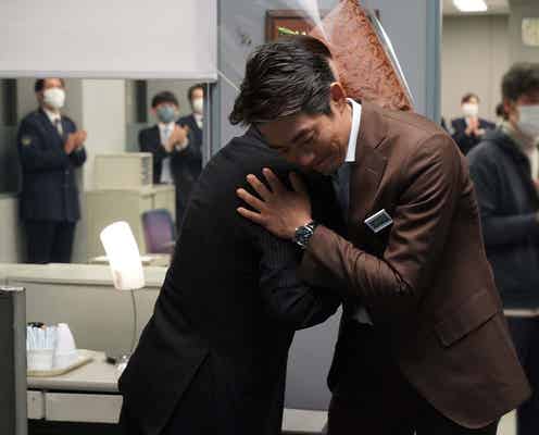 反町隆史「相棒」卒業で涙 “歴代最多出演の相棒”に…水谷豊と力強くハグ