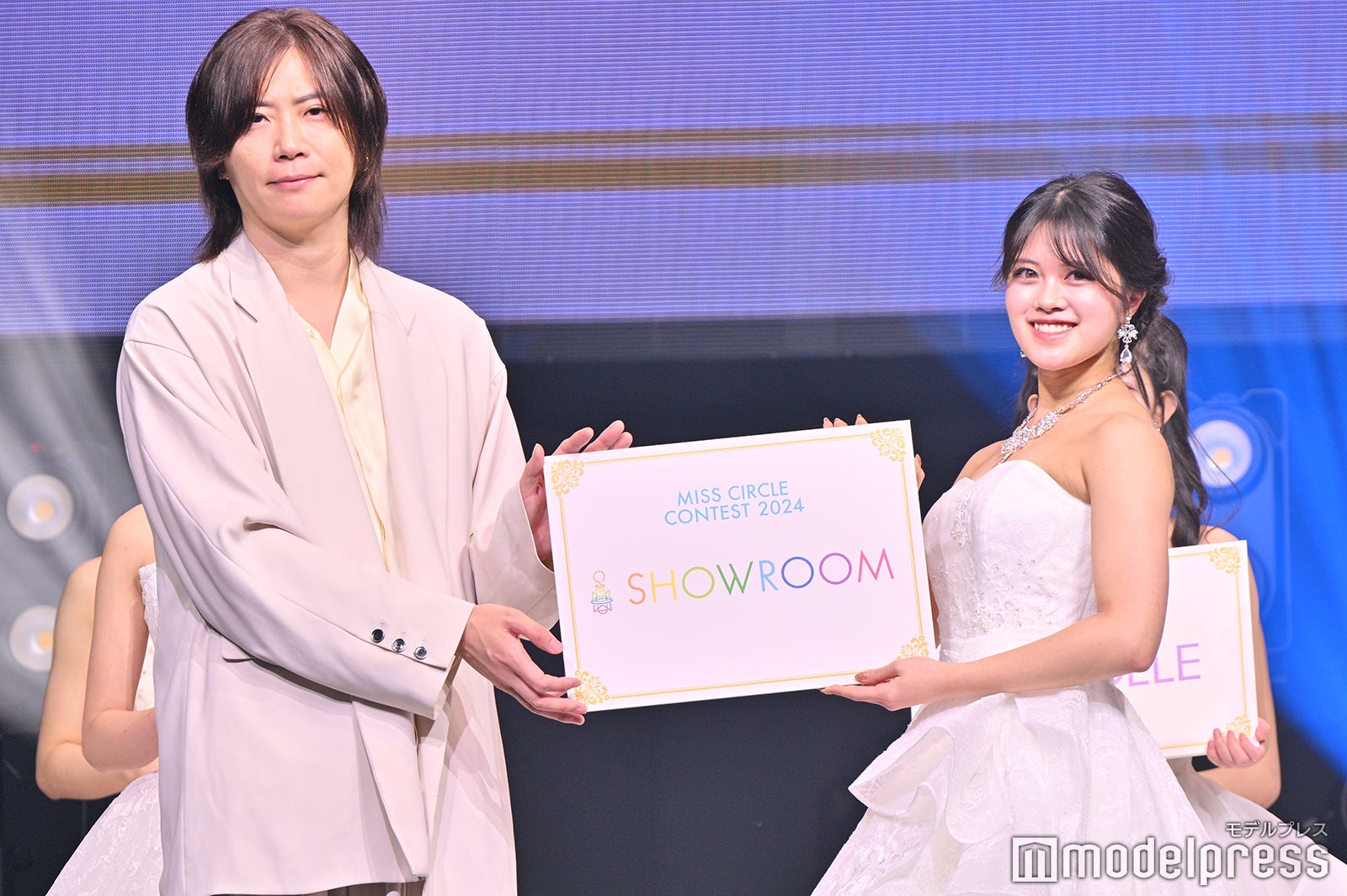 （右）山本瑛美さん（C）モデルプレス