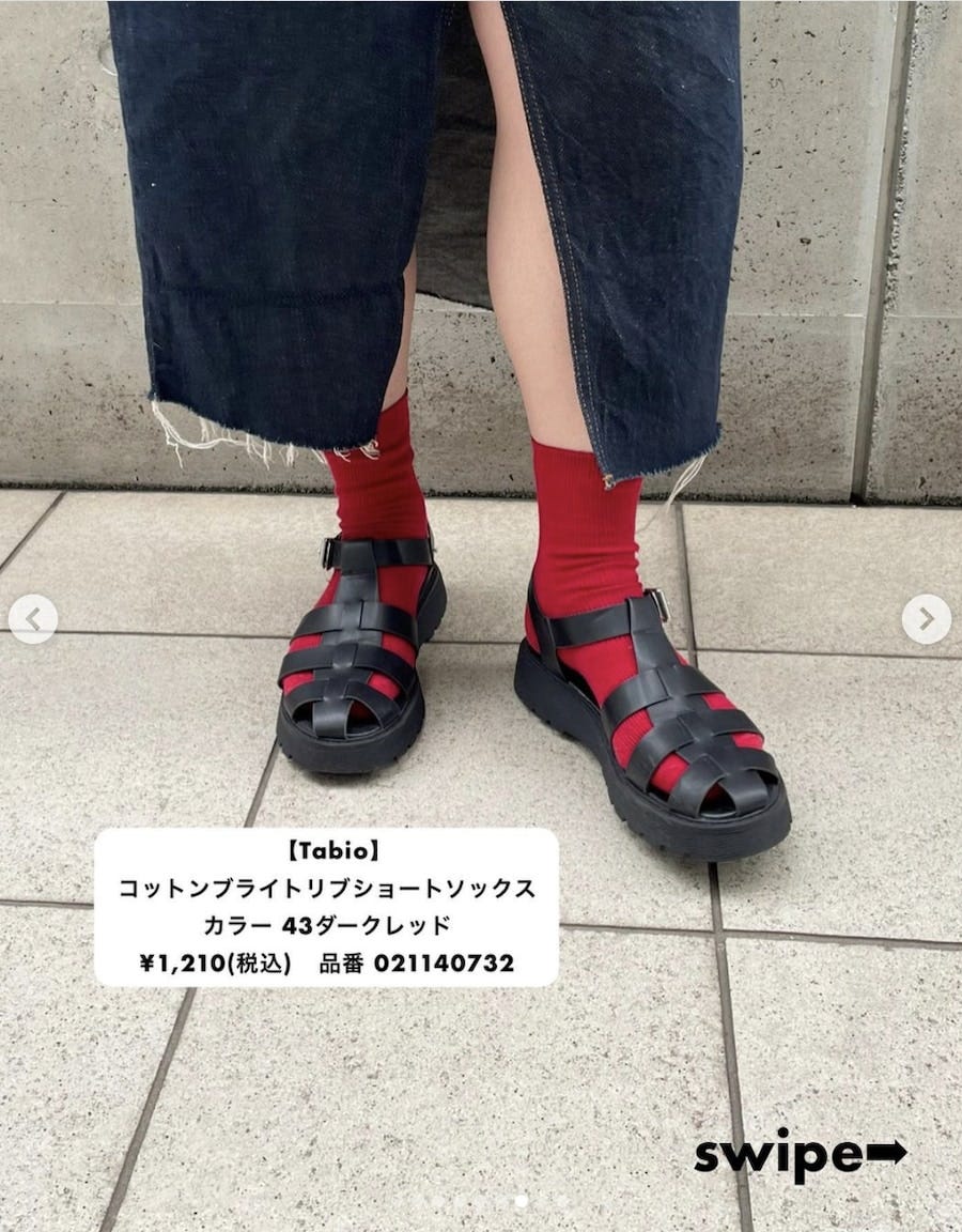 黒のグルカサンダル×レッドソックスのおしゃれコーデ
