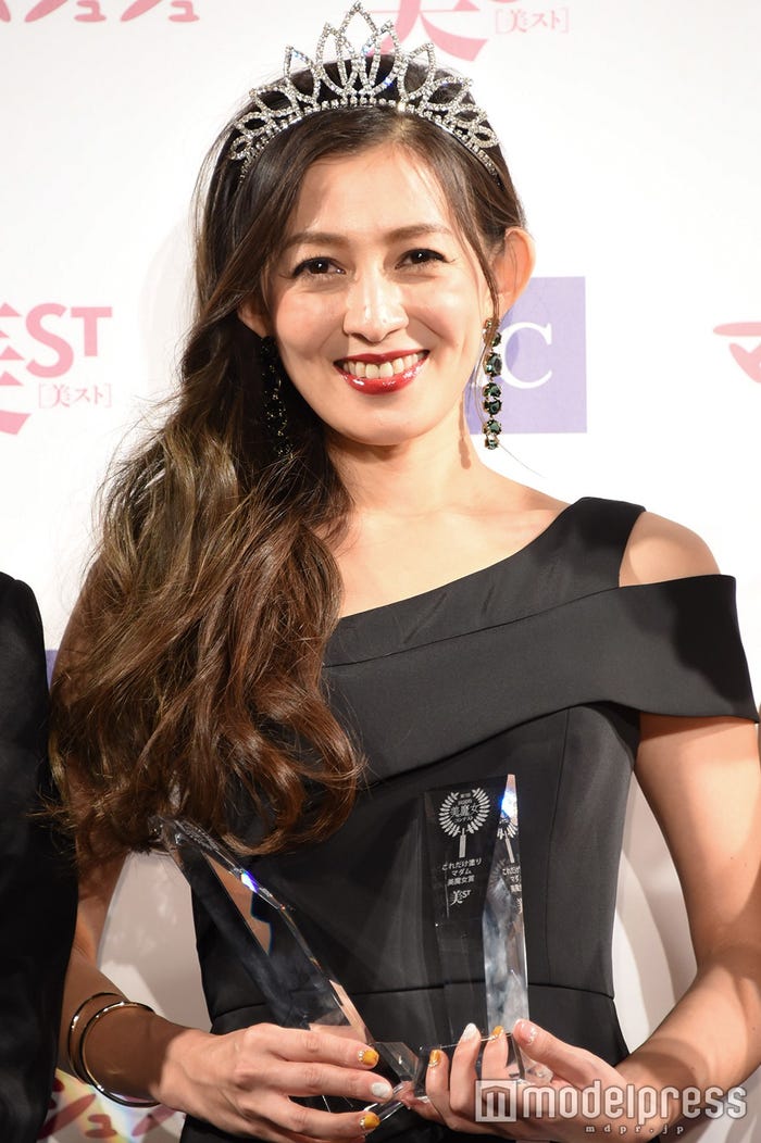 『第7回 国民的美魔女コンテスト』でグランプリを受賞した田中恵さん(C)モデルプレス