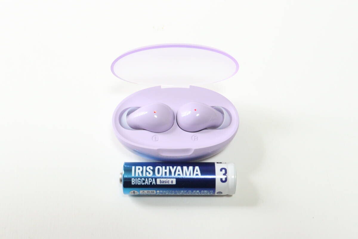 ダイソーの完全ワイヤレスイヤホン（TWS006、パープル）と乾電池の比較