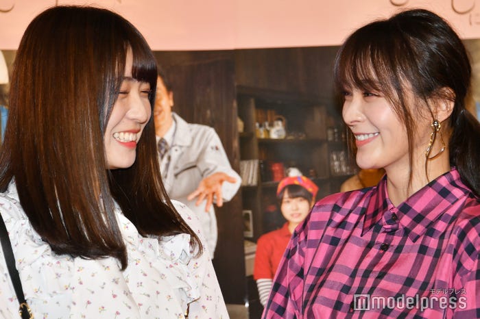 笑い合う長濱ねる、貫地谷しほり (C)モデルプレス