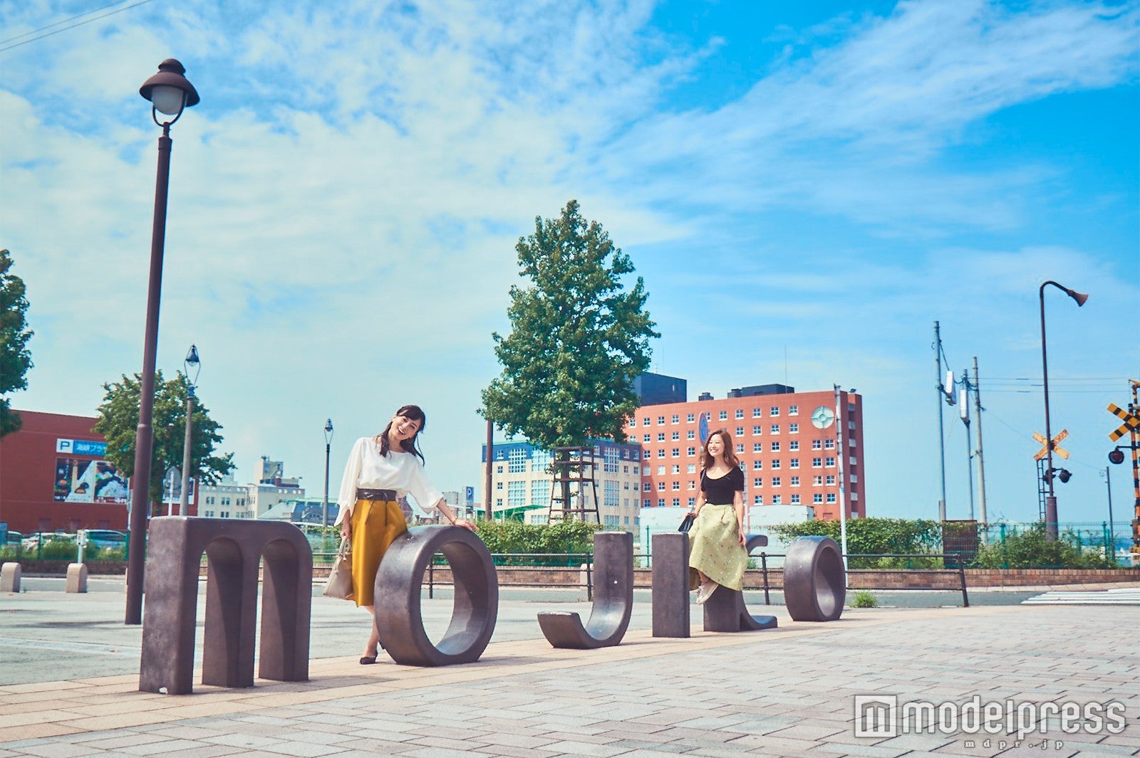 解放感のある公園と、空の青。とっても絵になるスポット！（C）モデルプレス