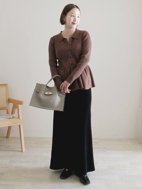 ブラウンペプラムニット×黒スカート 2025冬大人女子おすすめブラウンペプラムニット×黒スカート