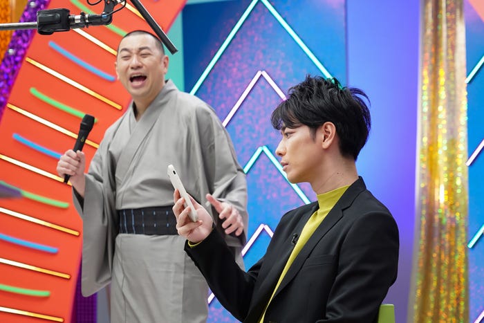 レイザーラモンRG、佐藤健/新TVCM「人生のスキマ時間」篇メイキングより(提供写真)