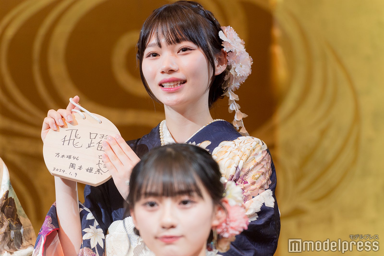 絵馬を紹介する岡本姫奈（C）モデルプレス