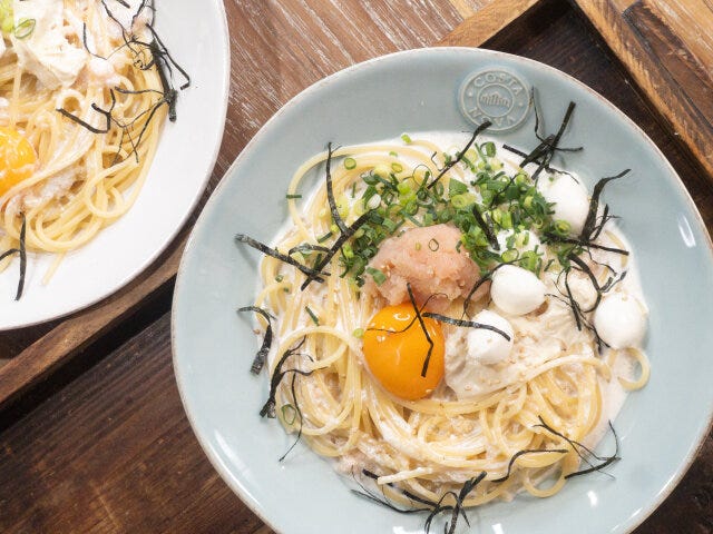茹で上がったパスタをお皿に盛り付け、③のソースを注ぎ、残りのたらこ・卵黄・モッツアレラチーズ・湯葉・青ねぎ・刻みのりをトッピングしたら、完成です！