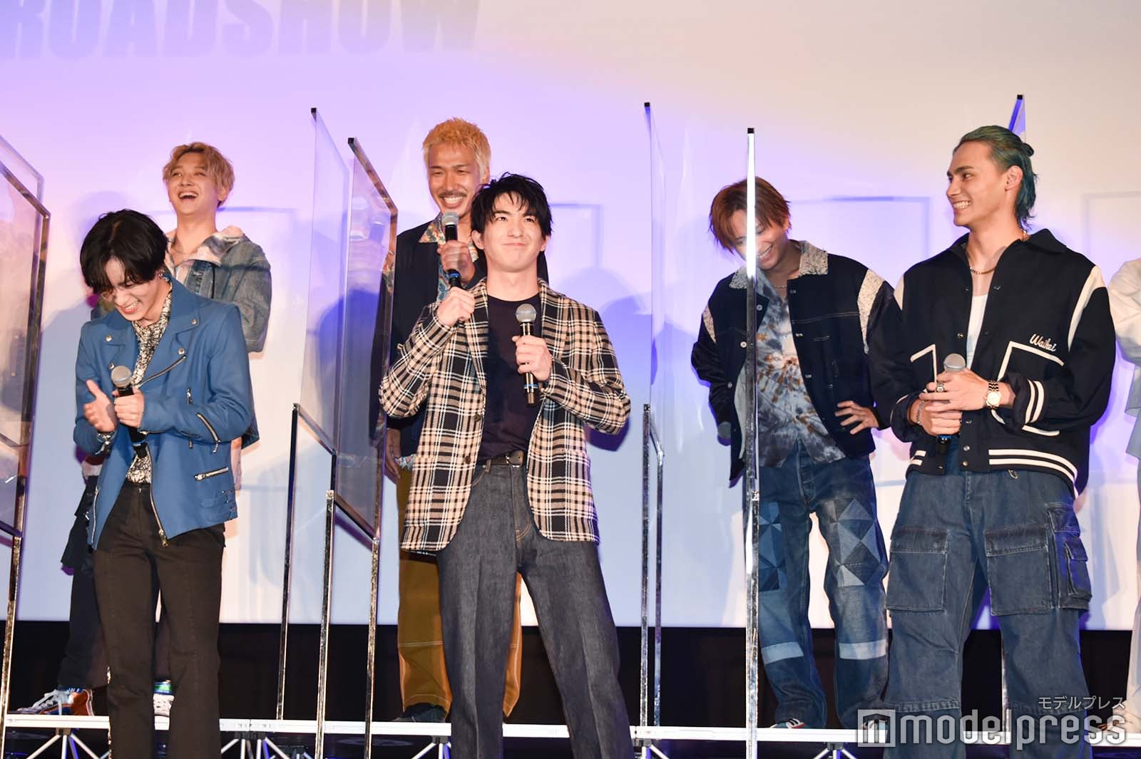 ガッツポーズを決める前田公輝と笑う鬼邪高メンバー （C）モデルプレス