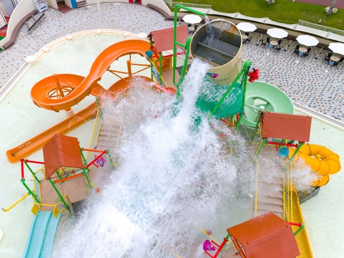 約2トンの水が頭上から落ちてくる「水の要塞（ようさい）」