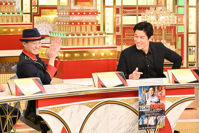 中居正広、鈴木亮平(C)TBS