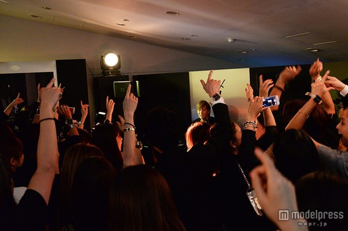 会場を沸かす小室哲哉