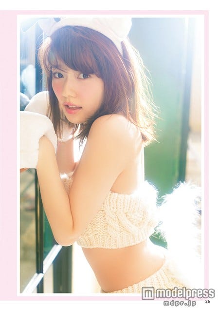 可愛すぎる！犬コスプレを披露した島崎遥香／「AKB48の犬兄妹」（主婦と生活社、2014年6月30日発売）