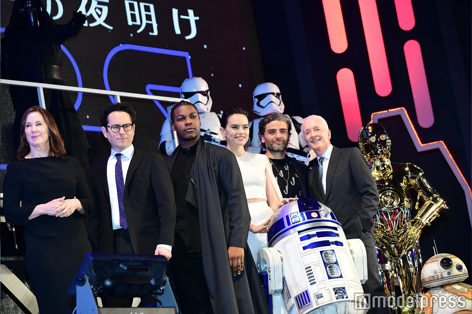 （左から）キャスリーン・ケネディ、J.J.エイブラムス、ジョン・ボイエガ、デイジー・リドリー、オスカー・アイザック、アンソニー・ダニエルズ（C）モデルプレス