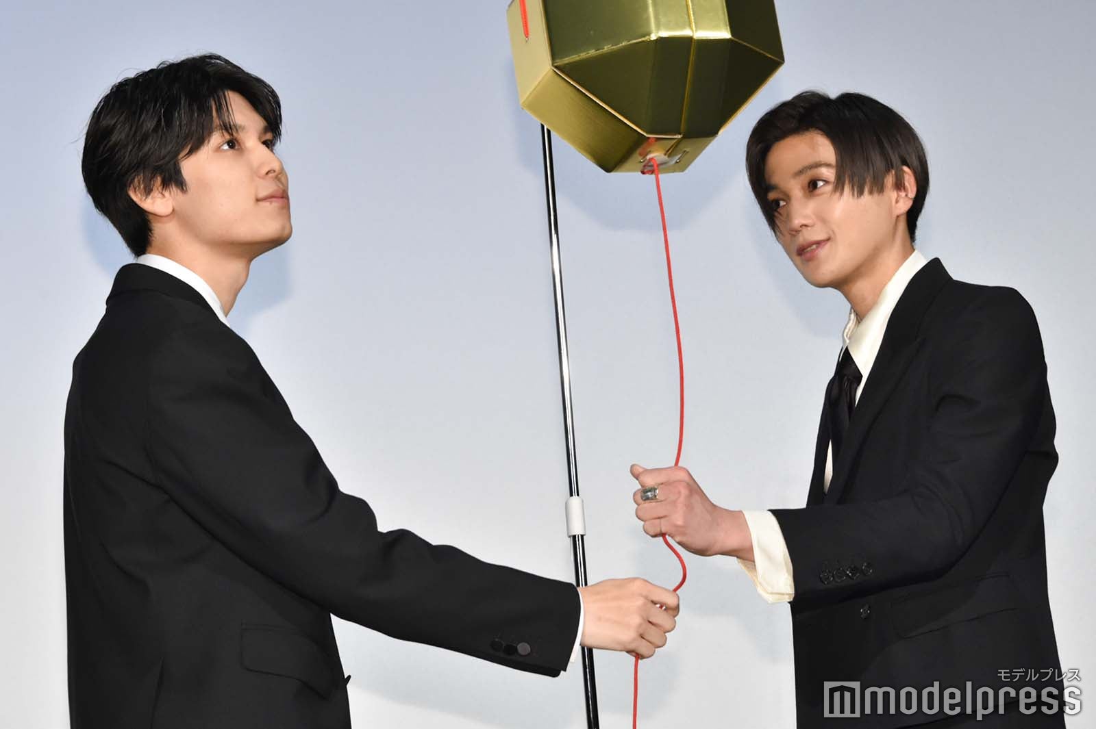 いよいよくす玉を割る萩原利久、八木勇征（C）モデルプレス