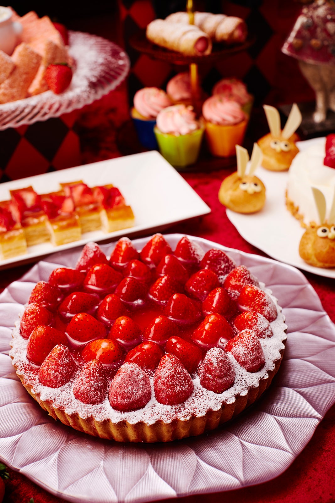 スイーツブッフェ「3 時のスイーツパーティ ～魅惑のストロベリー～」／画像提供：京王プラザホテル