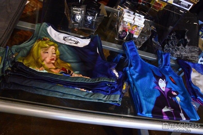 マレフィセントグッズが立ち並ぶ
