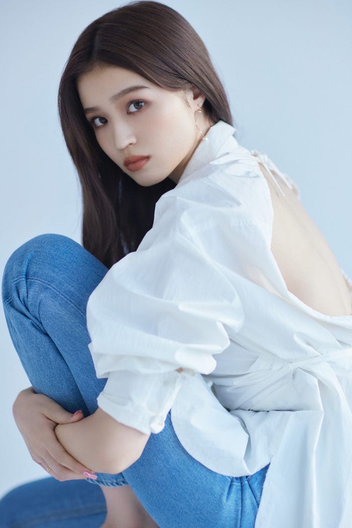 <せいらプロフィール> 2000年11月24日生まれ、東京都出身。2021年1月、5人組YouTuber・コムドットの動画にやまとの実妹として出演したことをきっかけに「美人すぎる」と視聴者の間で話題に。現役大学生でありながら、その美貌やファッション、メイクに憧れる人が続出している。身長170cmという抜群のスタイルを活かし、モデルとしても活躍中。ファッション誌「ViVi」11月号より同誌の専属モデルに加入。