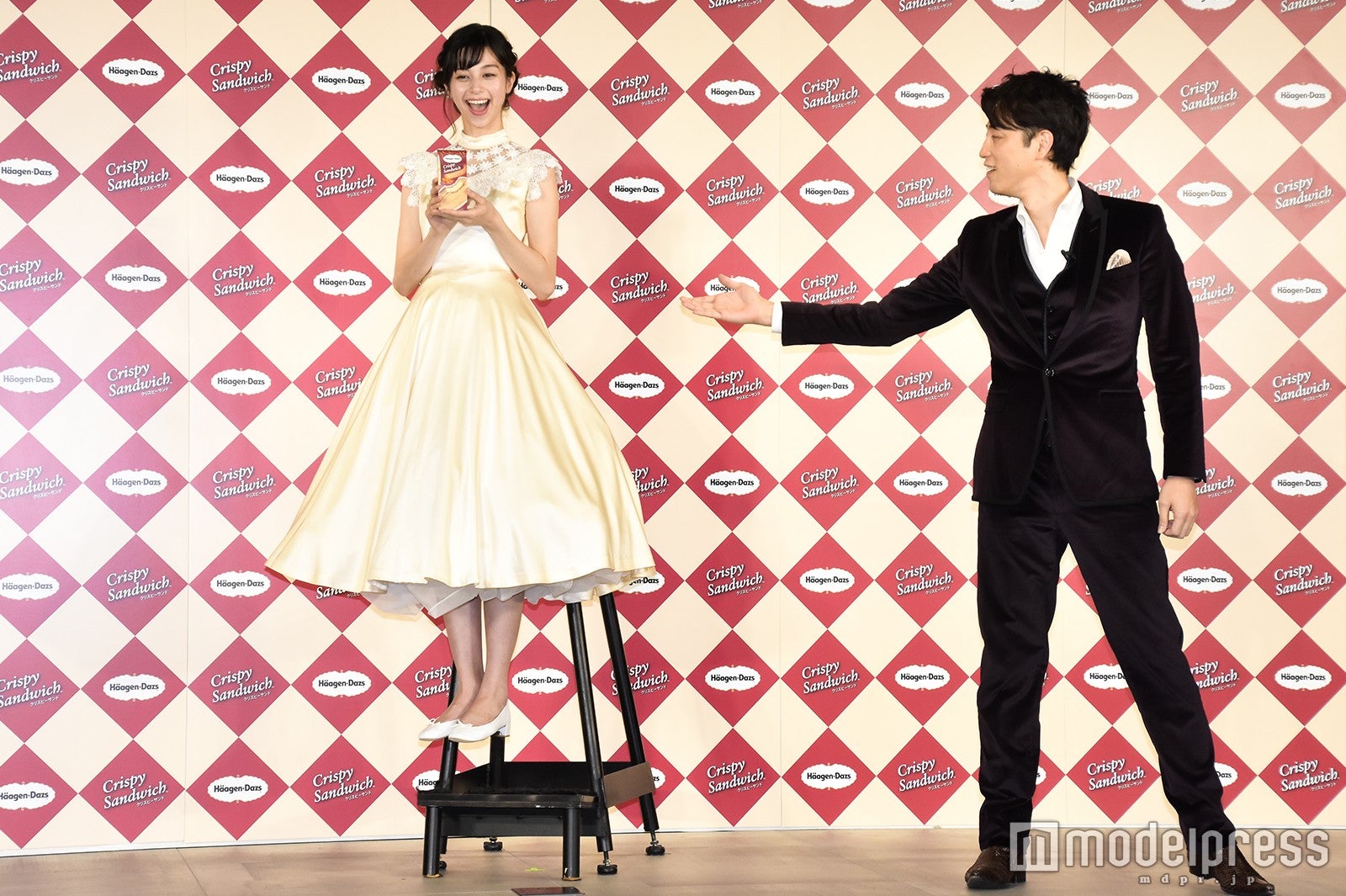 “宙に浮く”中条あやみ （C）モデルプレス