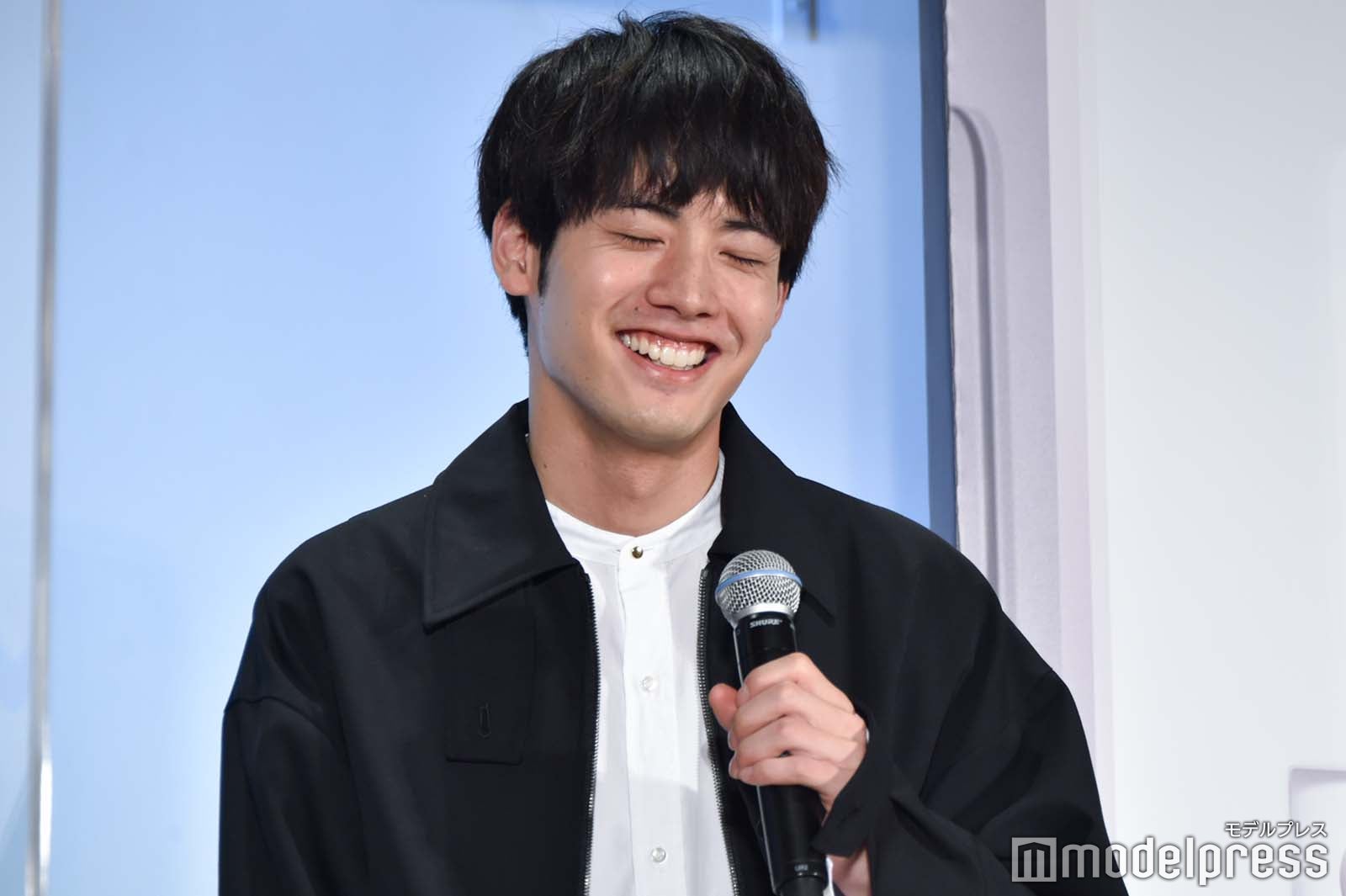 町田啓太から“オイリー赤楚”のエピソードを明かされタジタジになる赤楚衛二 （C）モデルプレス