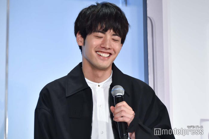 町田啓太から“オイリー赤楚”のエピソードを明かされタジタジになる赤楚衛二 (C)モデルプレス