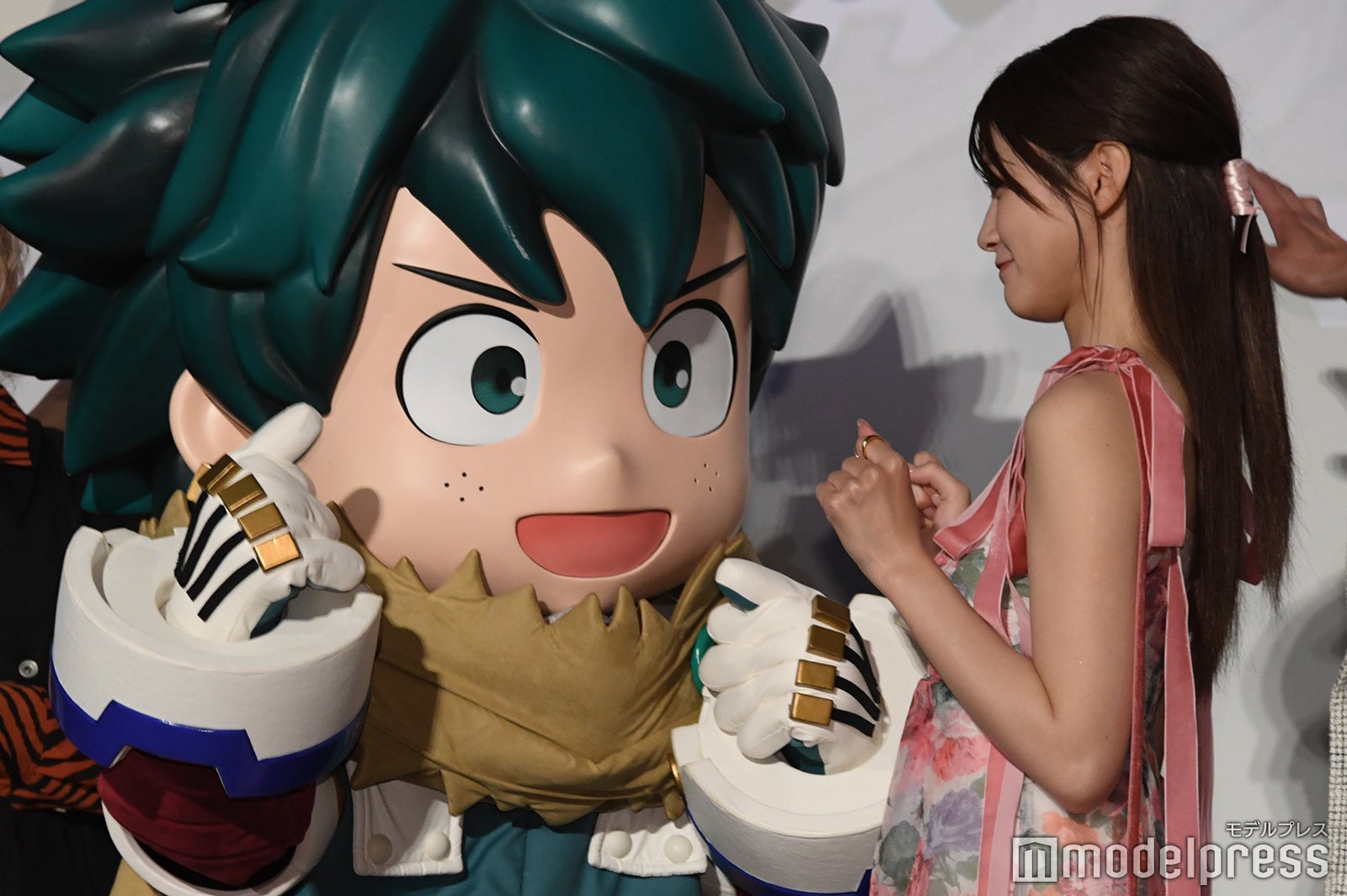 一緒にポーズを決める緑谷出久、生見愛瑠（C）モデルプレス