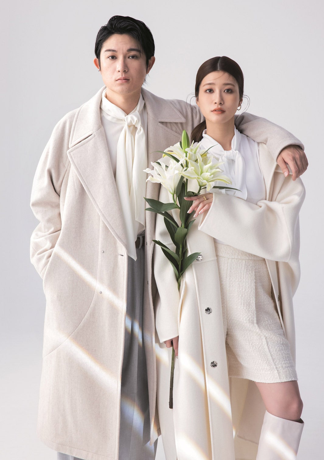 生見愛瑠、“眼鏡なし”空気階段・水川かたまりと肩組みショット公開　白のリンクコーデ着こなす