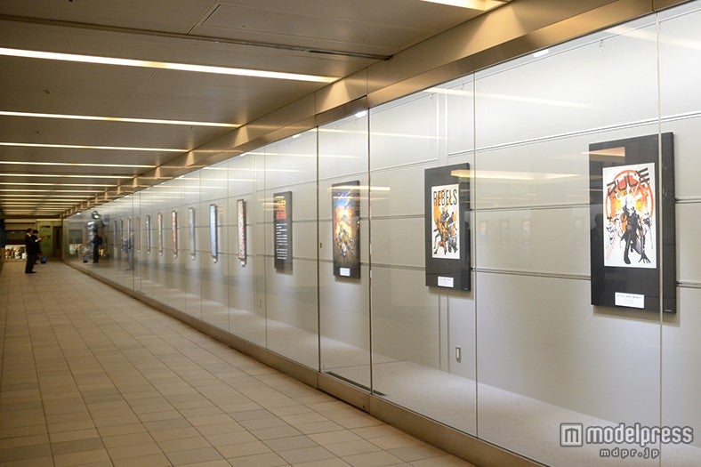 「STAR WARS」のアートが並ぶ