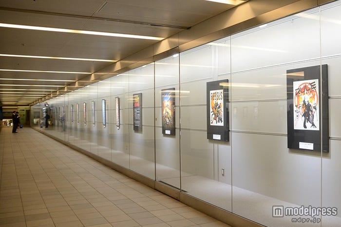 「STAR WARS」のアートが並ぶ