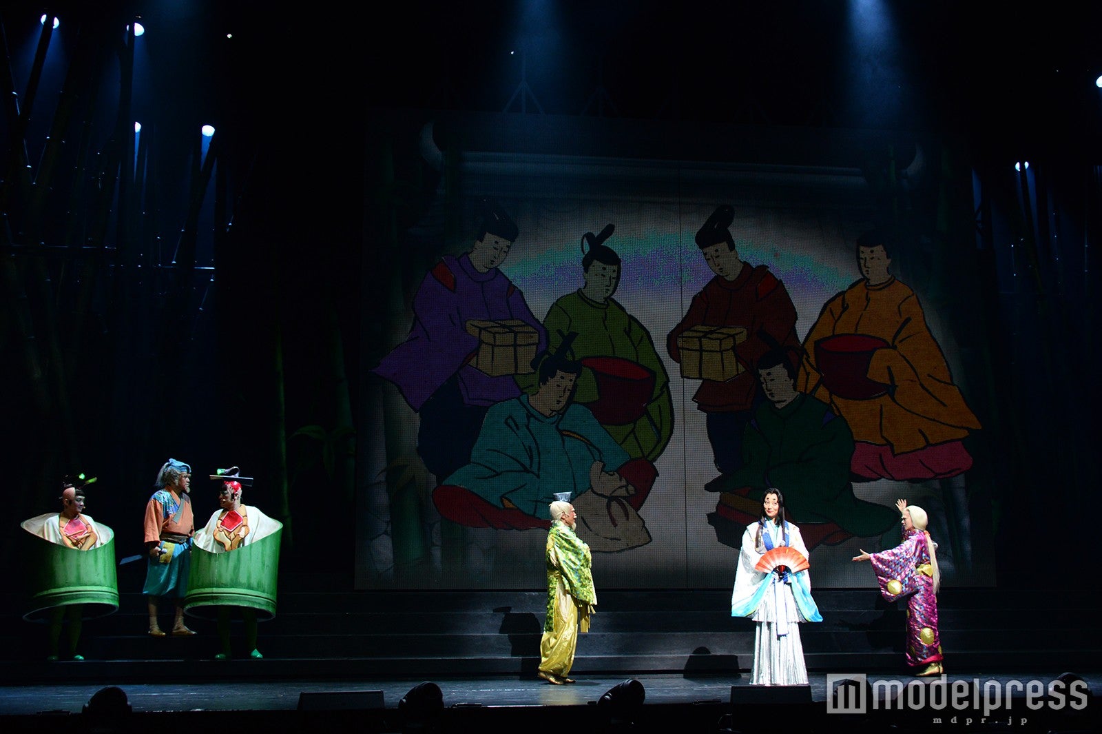 劇団☆新感線舞台「Vamp Bamboo Burn～ヴァン！バン！バーン！～」フォトコールの様子（C）モデルプレス