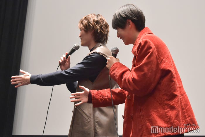 フォローする上村謙信、司会を困らせてしまう天然っぷりを見せる本島純政(C)モデルプレス