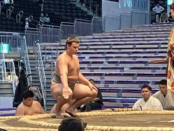 イングランド出身力士・栄誠が前相撲で白星デビュー「横綱になりたいです」