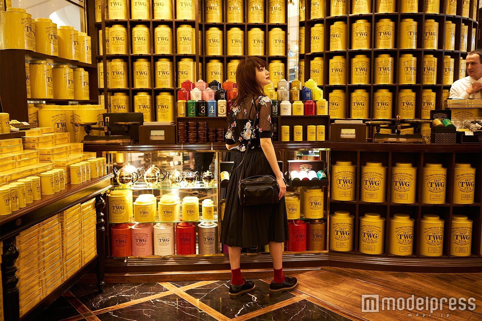 高級感のある紅茶缶に囲まれた店内（C）モデルプレス