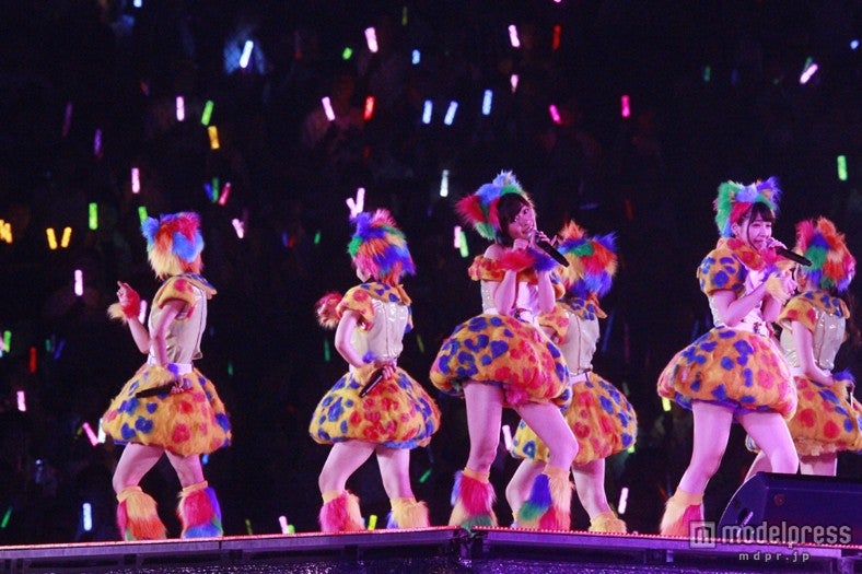 「シャムネコ」／「AKB48 2013真夏のドームツアー～まだまだ、やらなきゃいけないことがある～」福岡公演2日目より（C）AKS