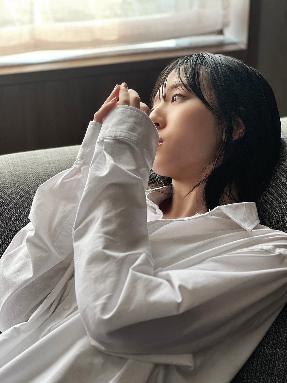 日向坂46金村美玖、“彼シャツ”ショット公開 美脚も披露